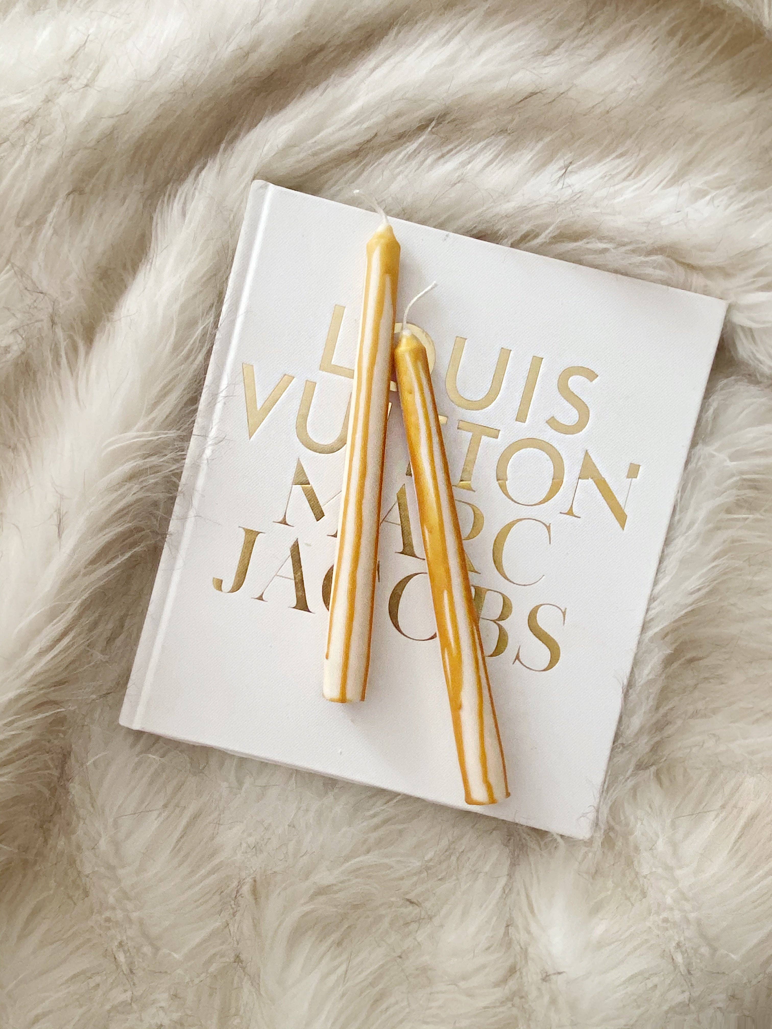 SoieLondon - Venta al por mayor Velas cónicas/candeleros - Set de 2 velas cónicas con goteo abstracto en caramelo. Veganas, de soja.2