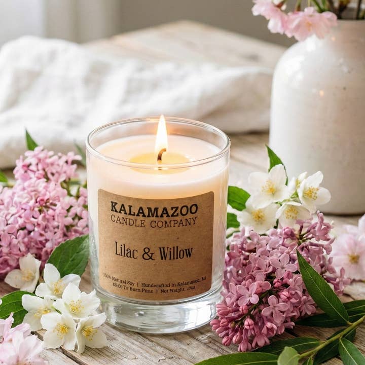 Candela di soia al lillà e salice 10oz - Versata a mano in Michigan per la vendita all'ingrosso da parte di Kalamazoo Candle Company