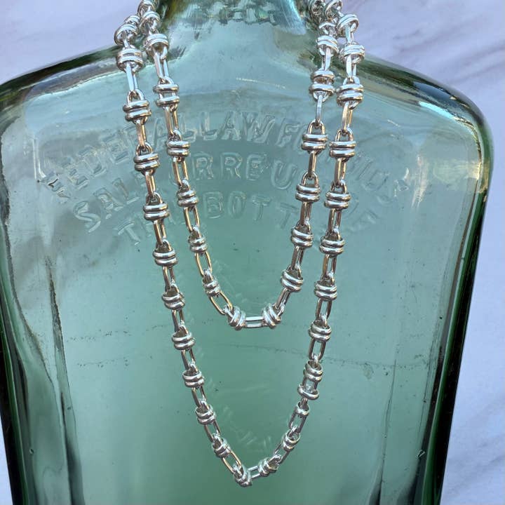 Kärleksknut Halsband i Sterling Silver för wholesale av Plumage Jewelry