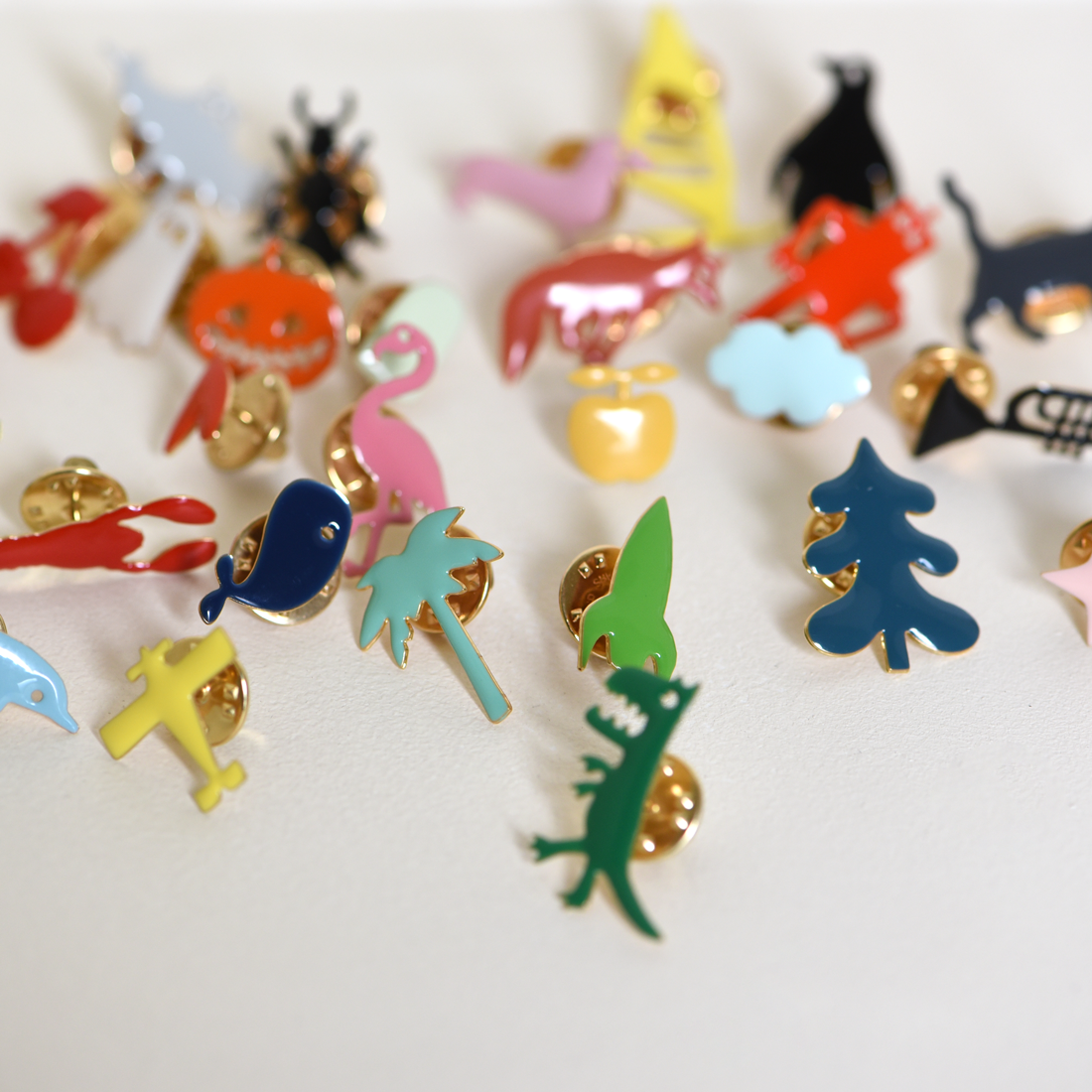 Titlee – wholesale Nål och knapp för kavajslag – ELLIOT Pap' Bow Pin1