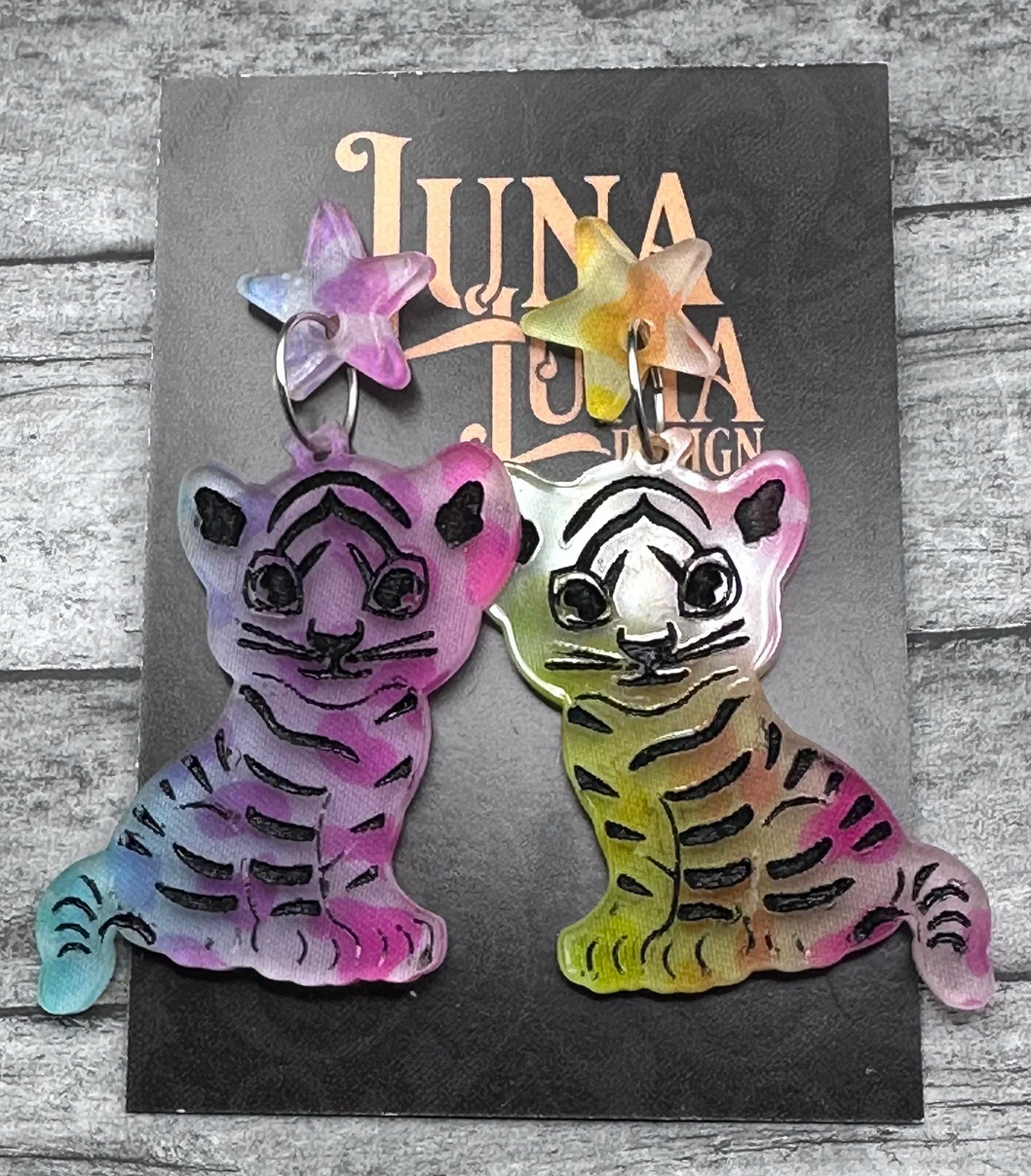 Luna Luma Design - Vendita all'ingrosso Orecchini pendenti - Orecchini in acrilico Lisa Frank Rainbow Tiger1