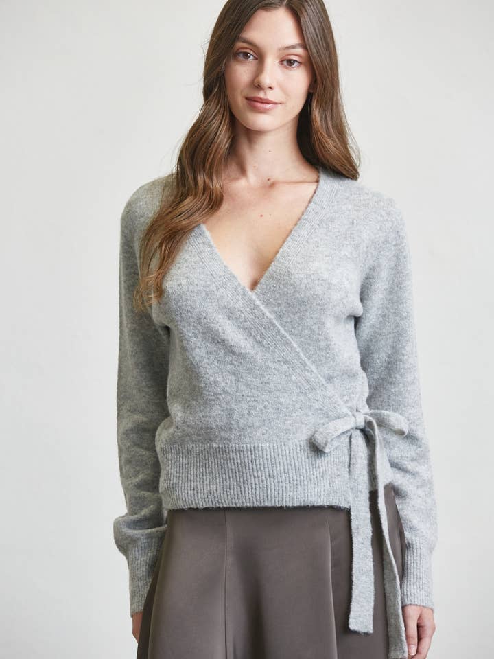 Haut en tricot doux avec lien à nouer. pour la vente par Edit by Nine