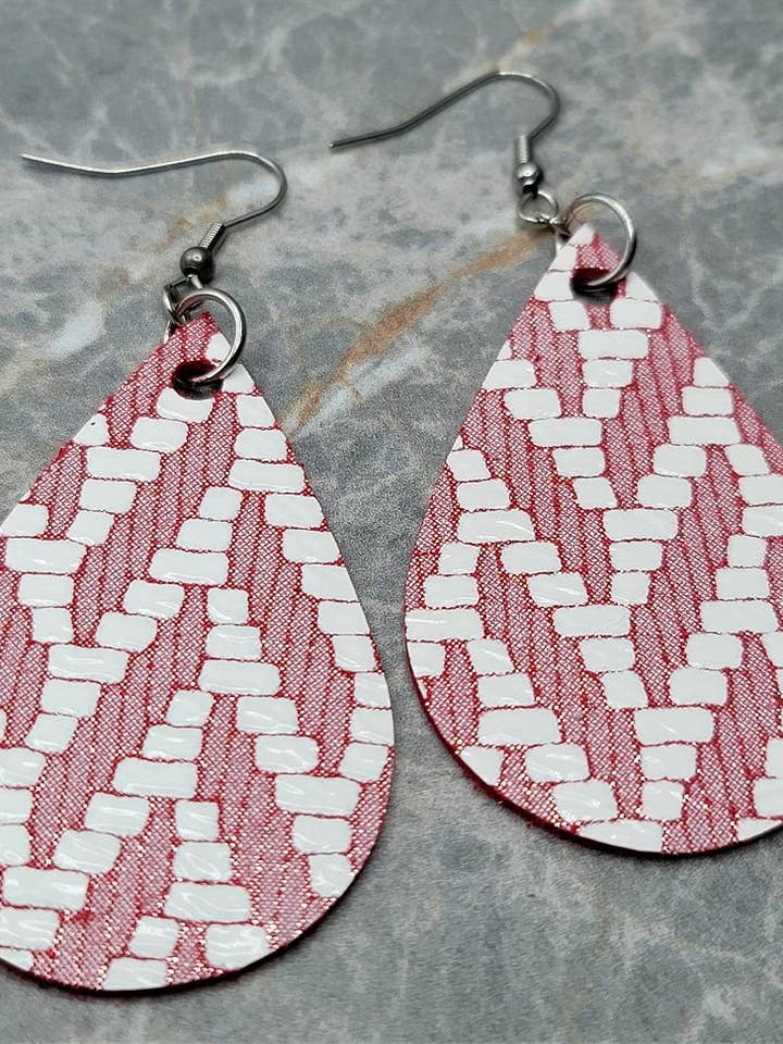 Orecchini a goccia in vera pelle con motivi rossi e bianchi per la vendita all'ingrosso da parte di Simply Raevyn