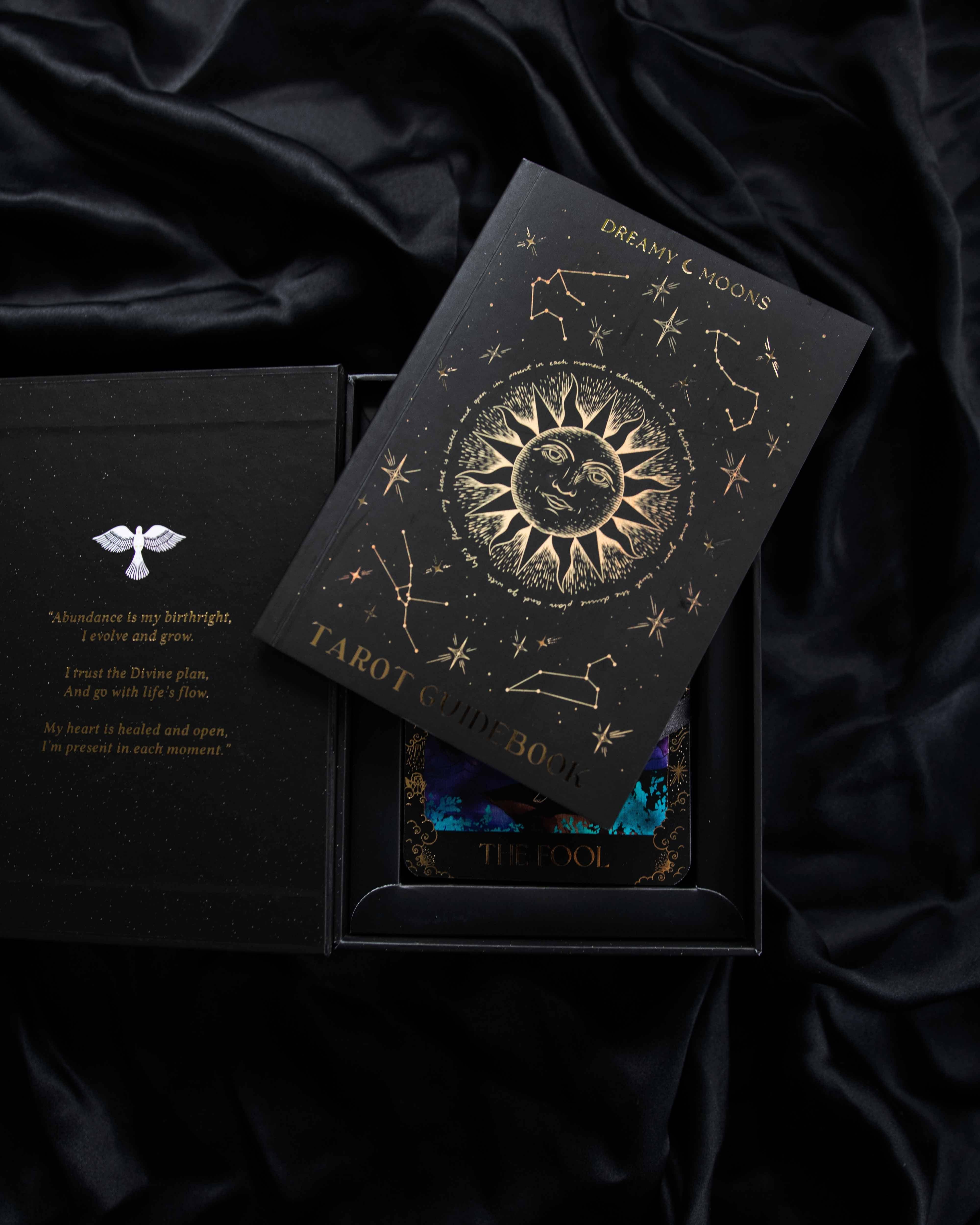 DreamyMoons - Wholesale Tarot Cards - Dreamy Moons Tarot with Gold Foil Detailing7