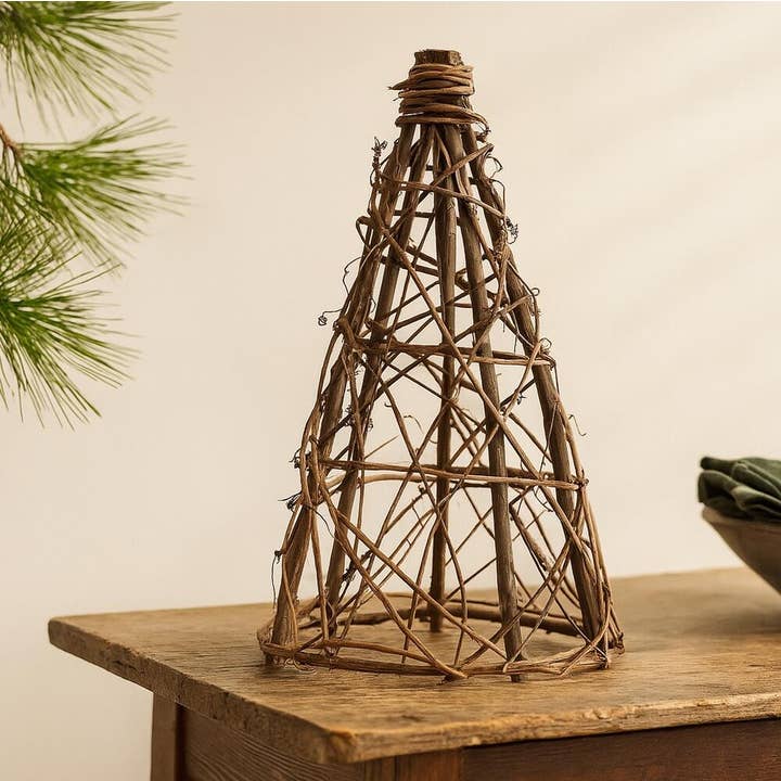 Arbre conique en vigne naturelle de 12" - Décor rustique en brindilles de vigne pour la vente par Factory Direct Craft