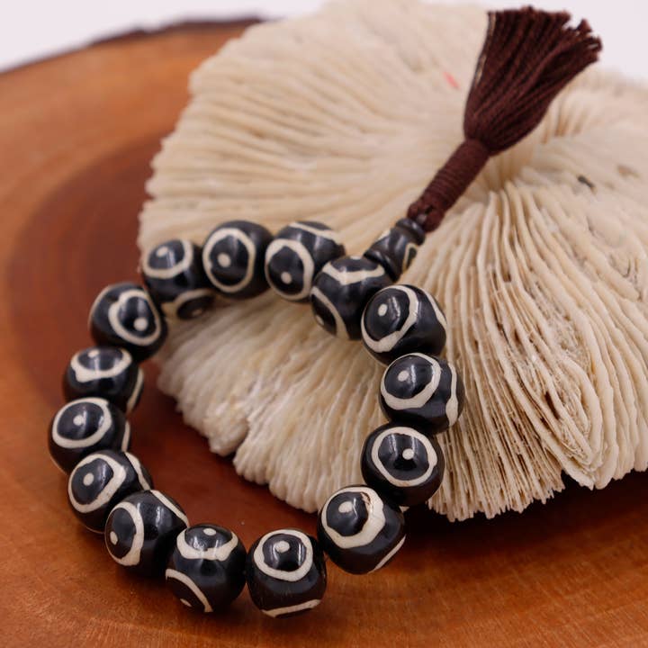 Lungta Imports – Großhandel Perlenarmband – Tibetisches Armband mit 14 Perlen, Mala Dzi-Perlen, am Handgelenk2