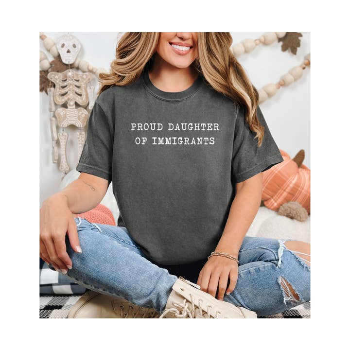 Custom T Story – Großhandel T-Shirt mit Siebdruck – Damen – Comfort Colors, Tochter von Einwanderern Shirt, Kein Mensch2