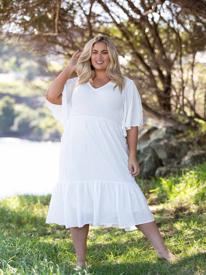 Robe midi à manches courtes Cleo en blanc pour la vente par Dani Marie