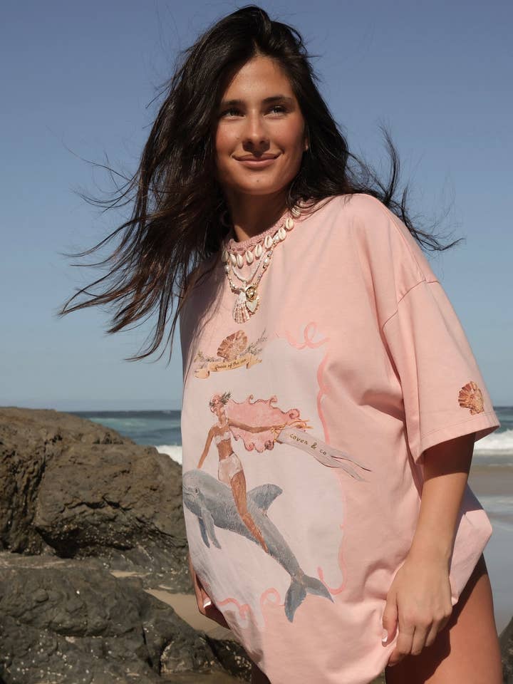 Dronning af Havet T-shirt - Pink for engroshandel hos Coven and Co