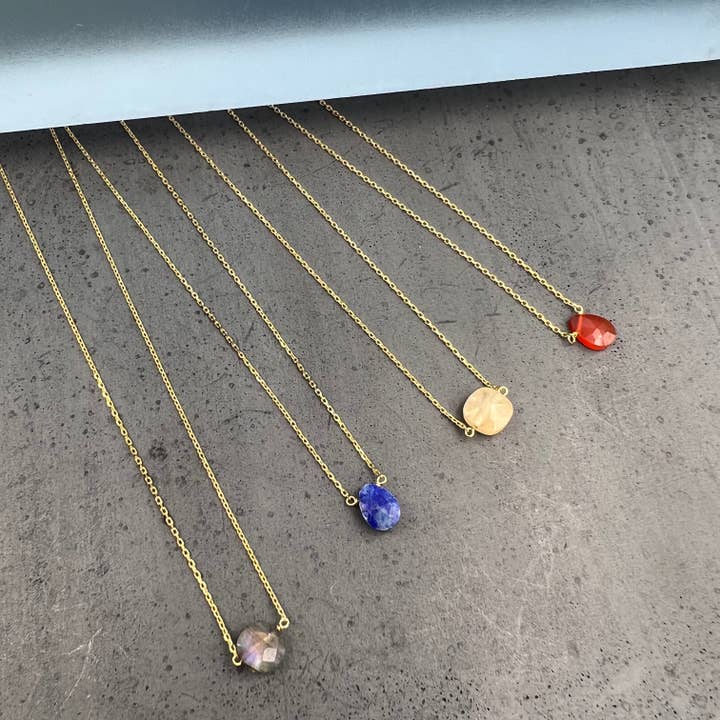 Something Silver – Großhandel Kette mit Anhänger/Charm – Zarte Tropfen-Edelstein-Halskette10