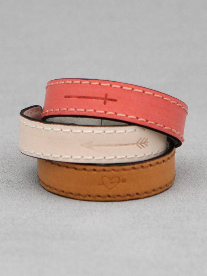 Ensemble de 3 bracelets à manchette en cuir Faith Love Direction pour la vente par Culture Spot