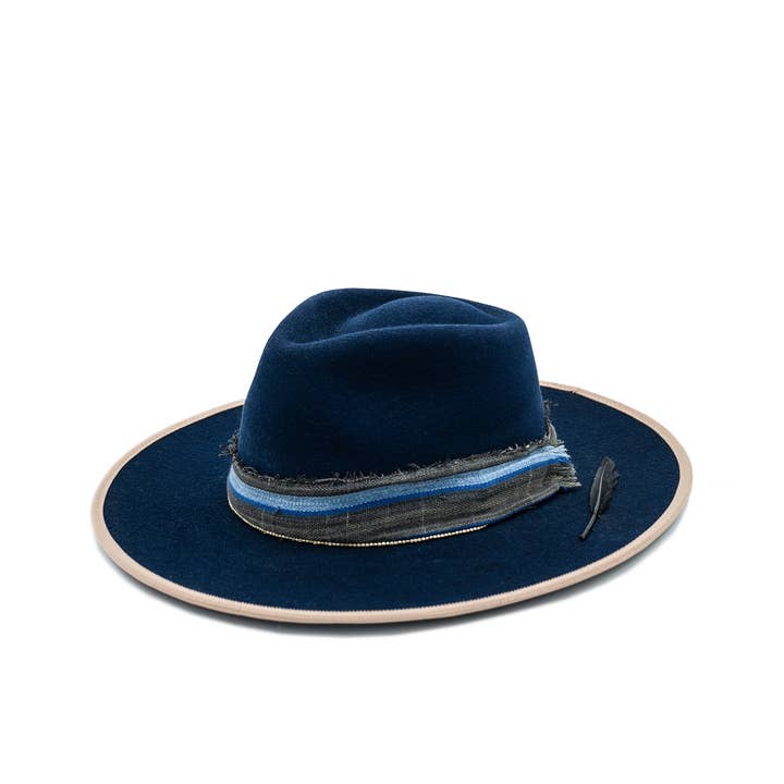 Fedora Blu Spindrift con Lana Argentina e Piuma Nera per la vendita all'ingrosso da parte di Hampui Hats