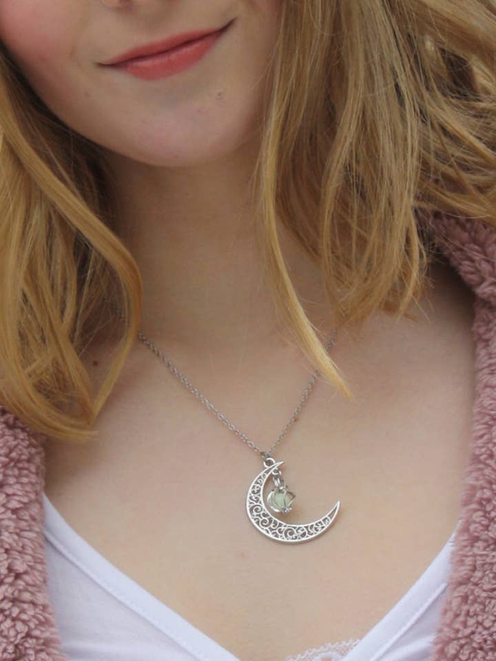 Illumina la notte: divertente collana con luna che si illumina al buio per la vendita all'ingrosso da parte di Ciao Bella Jewelry Inc