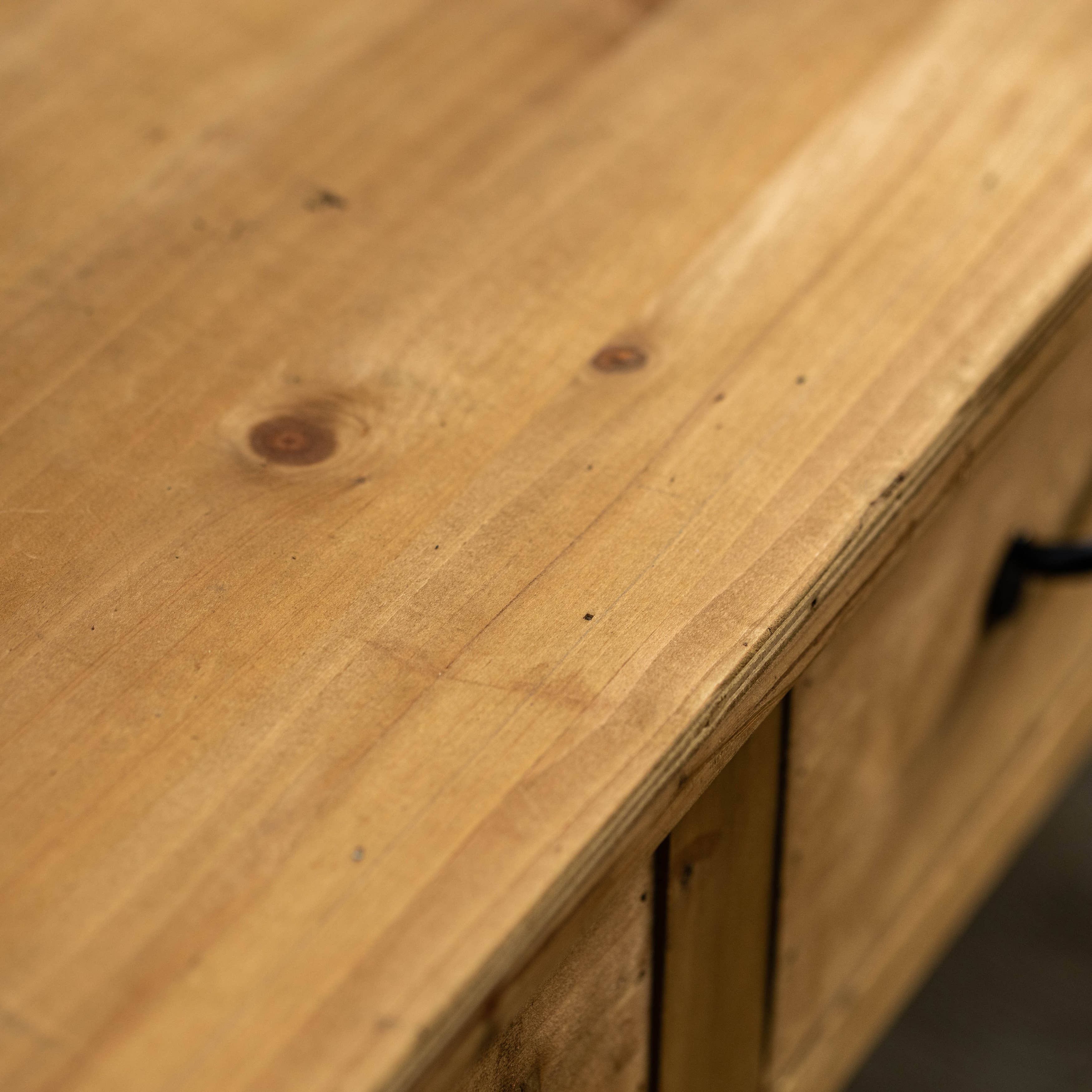 Quickway Imports - Wholesale Versiering/decoratie voor buiten - Grote houten roltafel met display, laden en wielen6