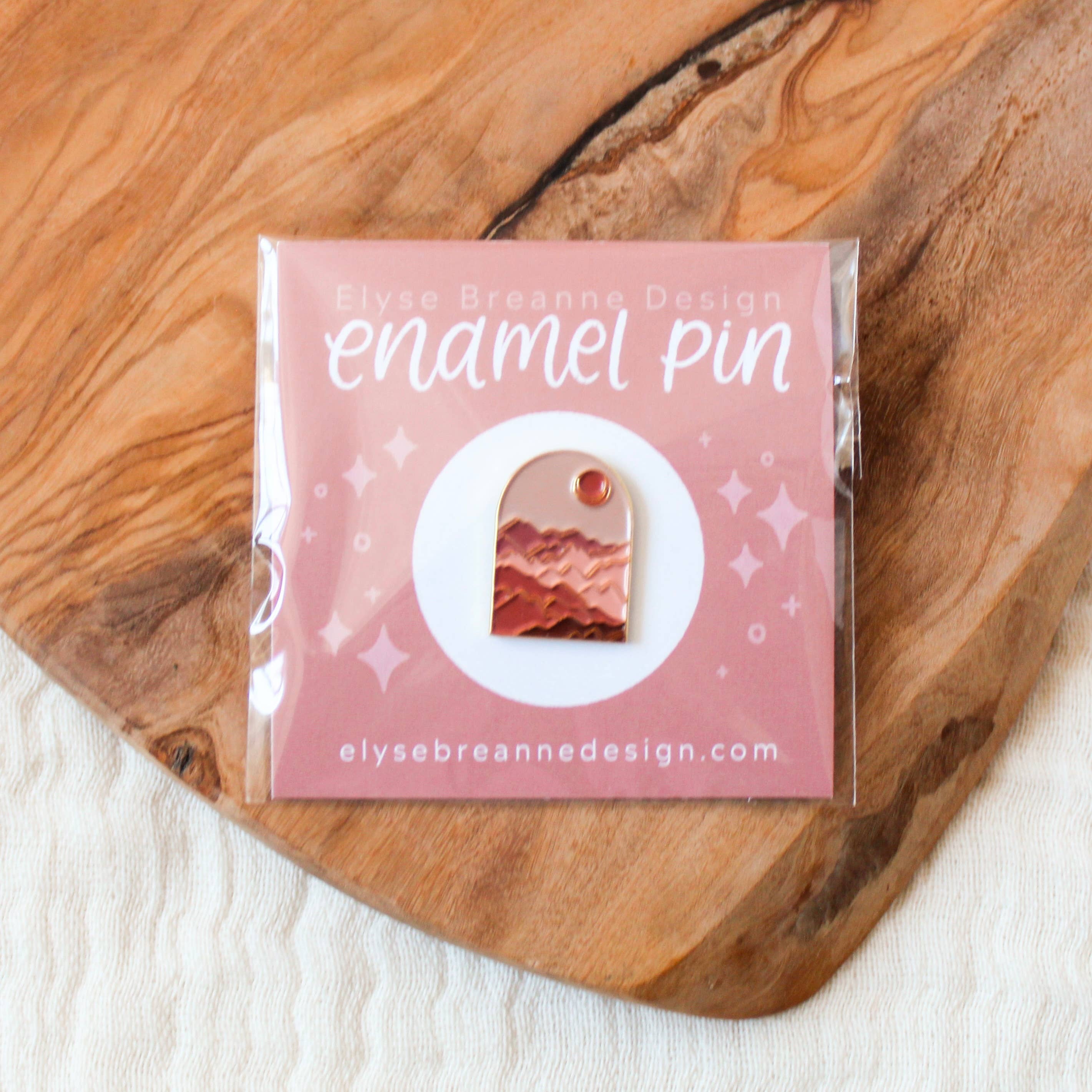 Elyse Breanne Design - Vendita all'ingrosso Spilla da bavero - Spilla smaltata Desert Mountain Landscape 1x1 in.1