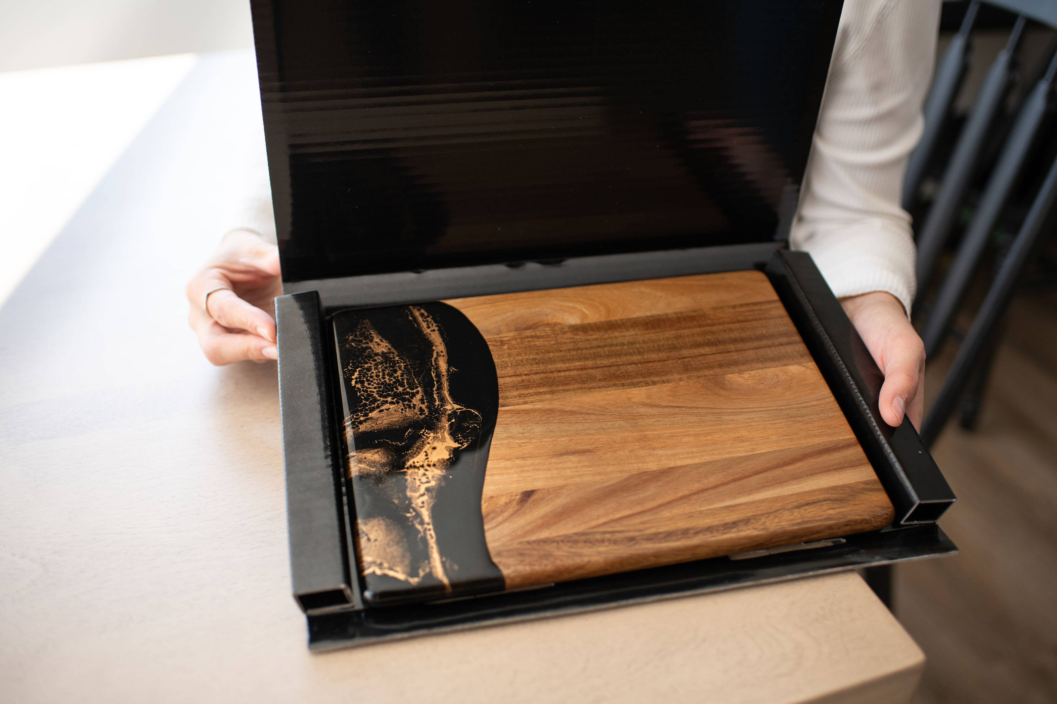 Lynn & Liana Designs - Vendita all'ingrosso Taglieri per formaggio - Tagliere per formaggi e salumi in legno di acacia con resina - No dazi!15