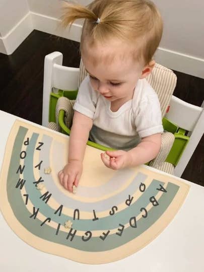 Tapis de table en silicone arc-en-ciel pour la vente par Earth Baby Outfitters