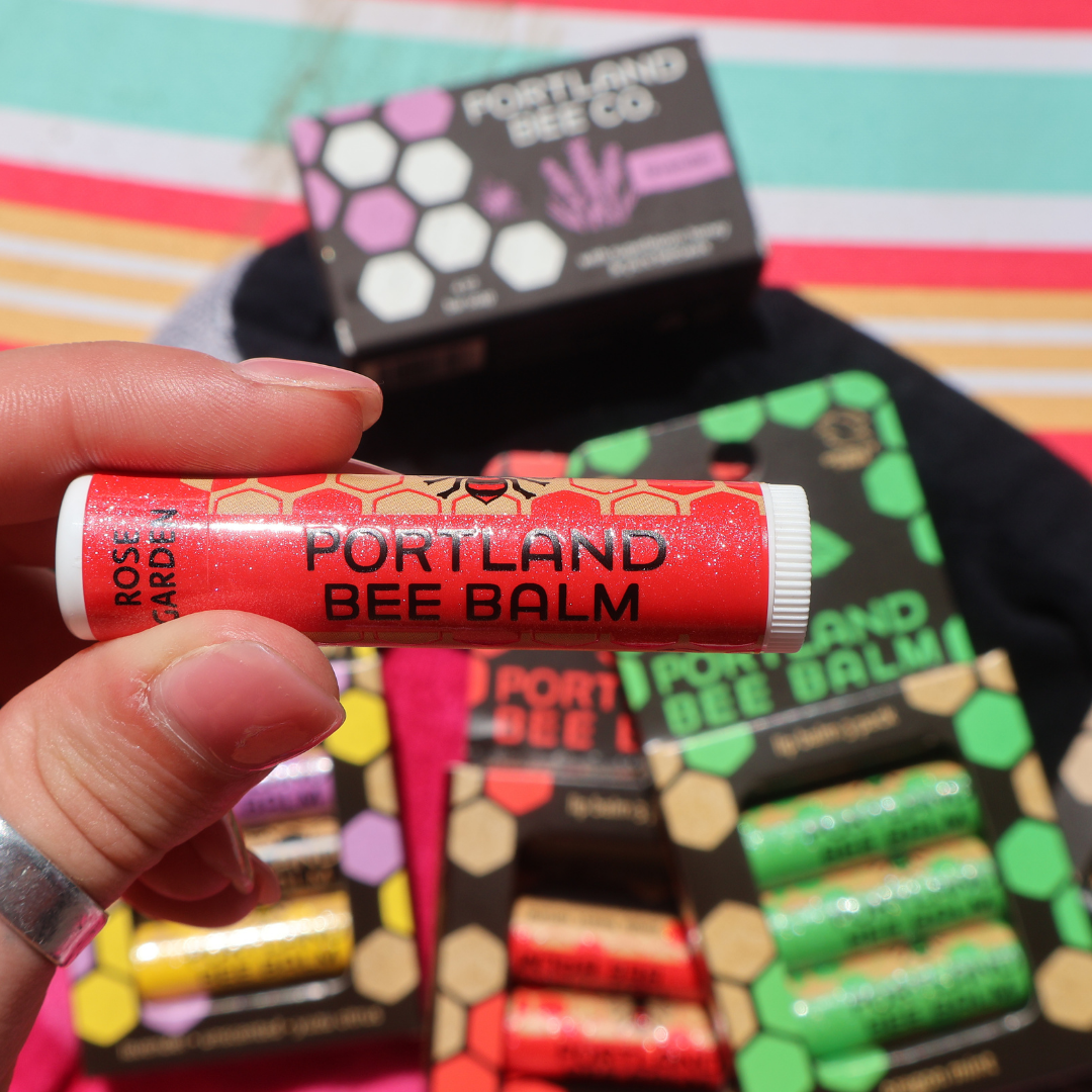 Portland Bee Balm – Bálsamo labial por atacado – Expositor de Bálsamo Labial de Cera de Abelha com Aroma de Jardim de Rosas – 24 Unidades7