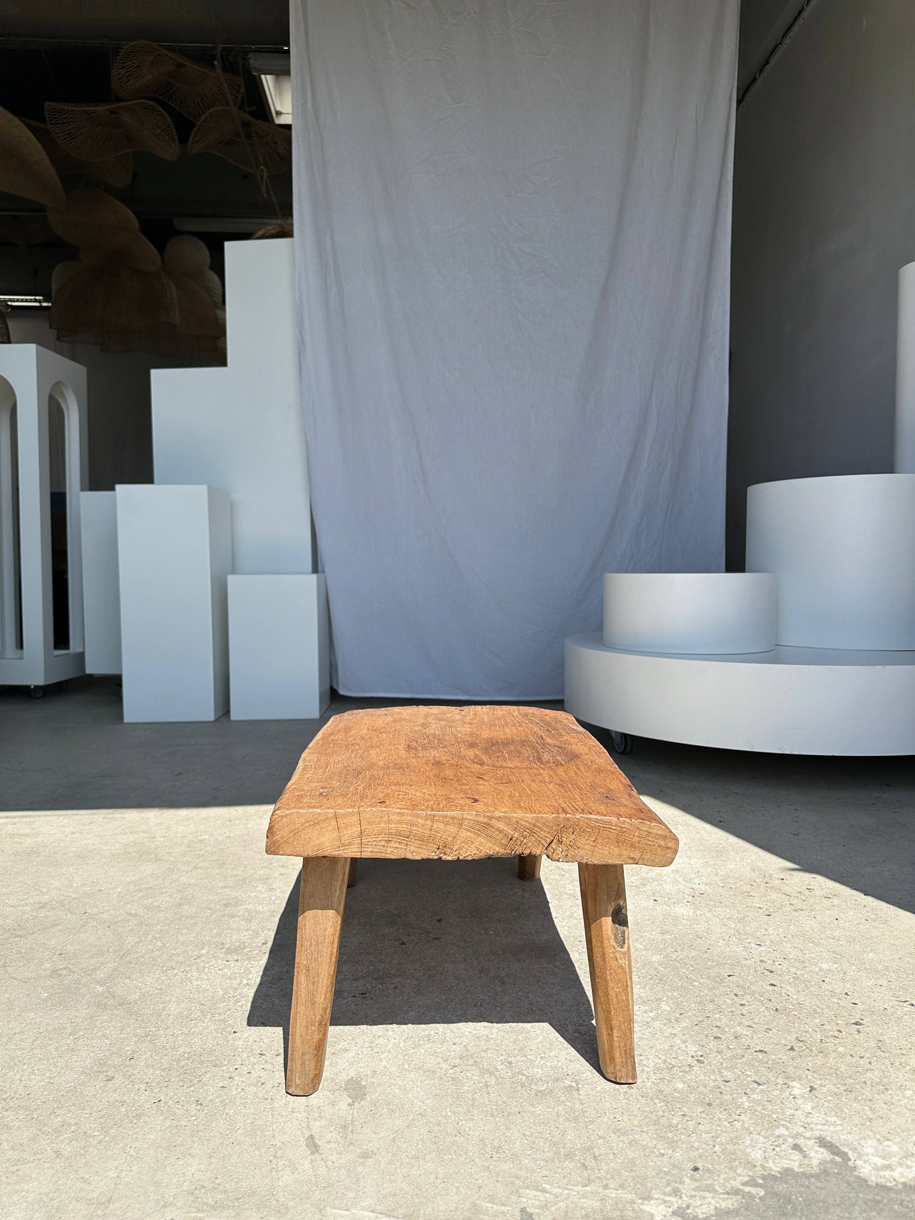 Office Objets – Großhandel Beistelltisch – Kleiner leichter Couchtisch aus hellem Teakholz mit vier Beinen H: 30 L: 63,5 B: 40 cm13