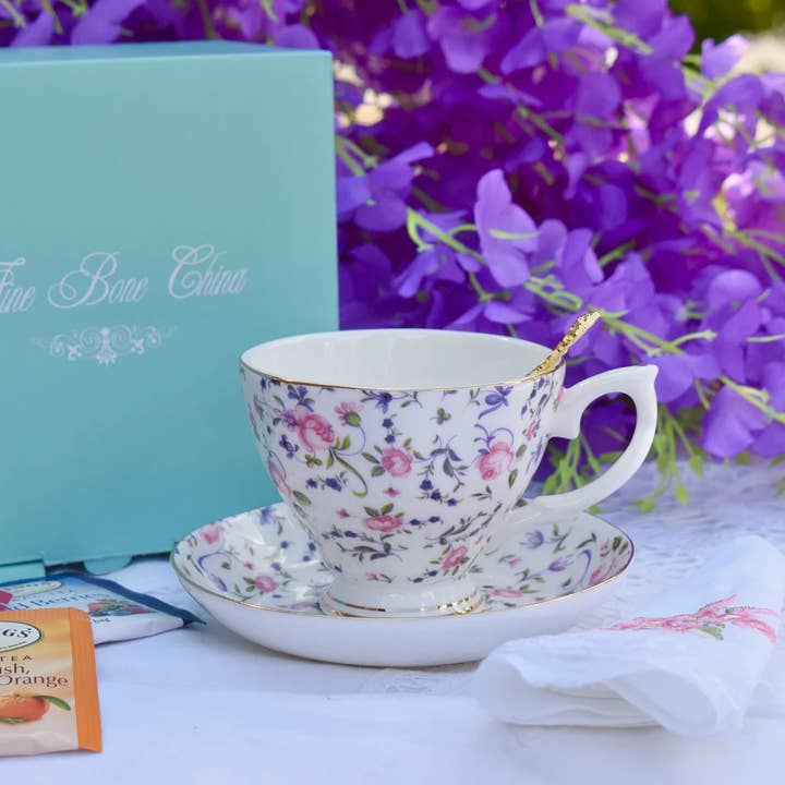 Charmoso Branco Rosa Roxo Flores Vintage Xícara de Chá e Pires por atacado de All Little Cute Things