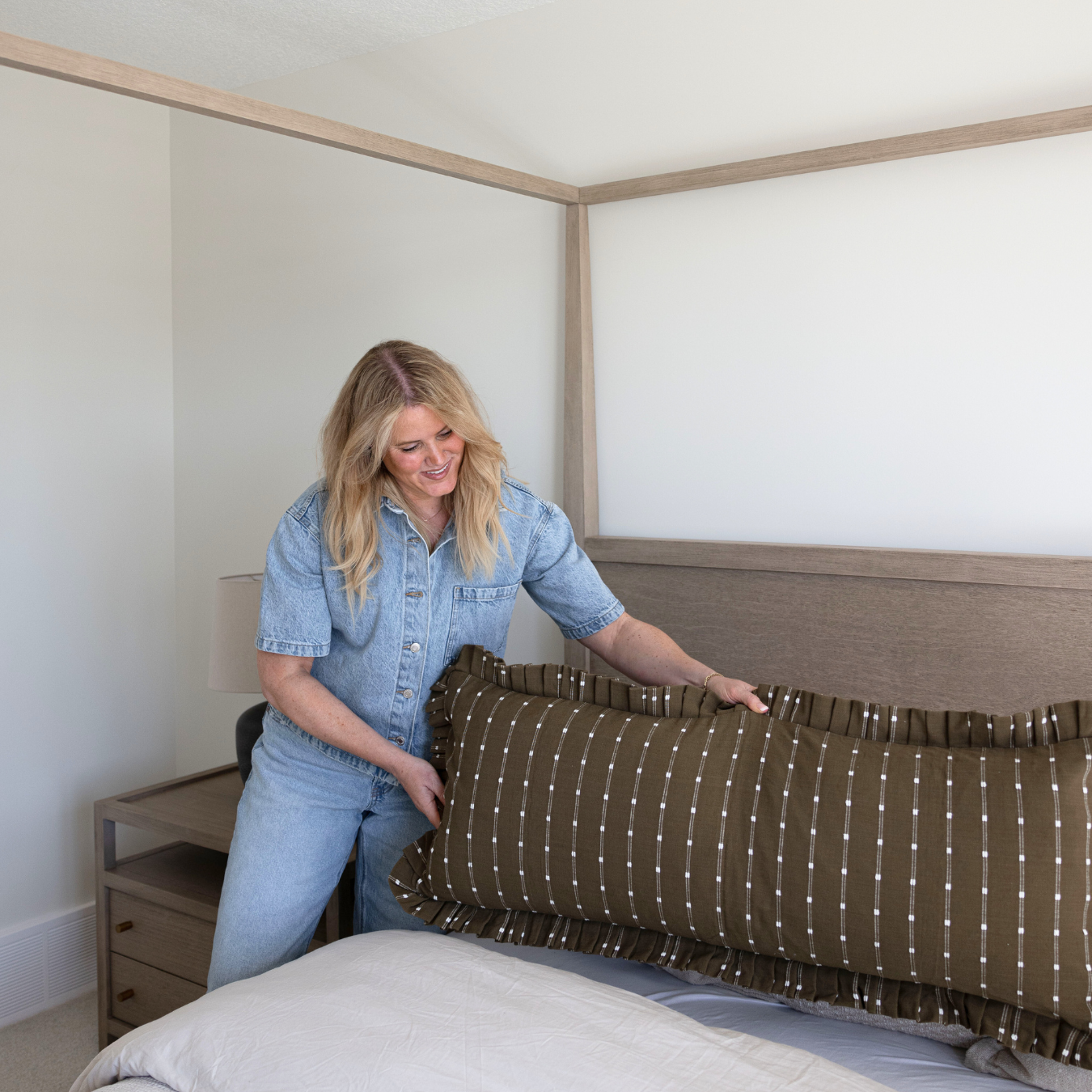 Luxe B Co – wholesale Prydnadskuddfodral – Rynkad bolsterkuddfodral mörk olivgrön broderi4