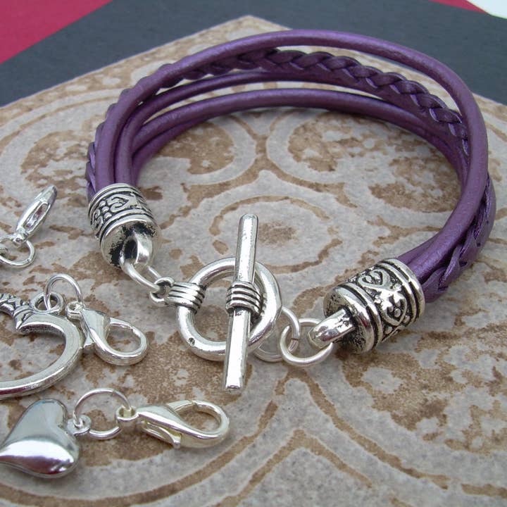 Hjärtcharmband, Läderarmband för kvinnor, Hjärtberlocker, Läderarmband, Kvinnors smycken, Lila, för wholesale av Urban Survival Gear USA