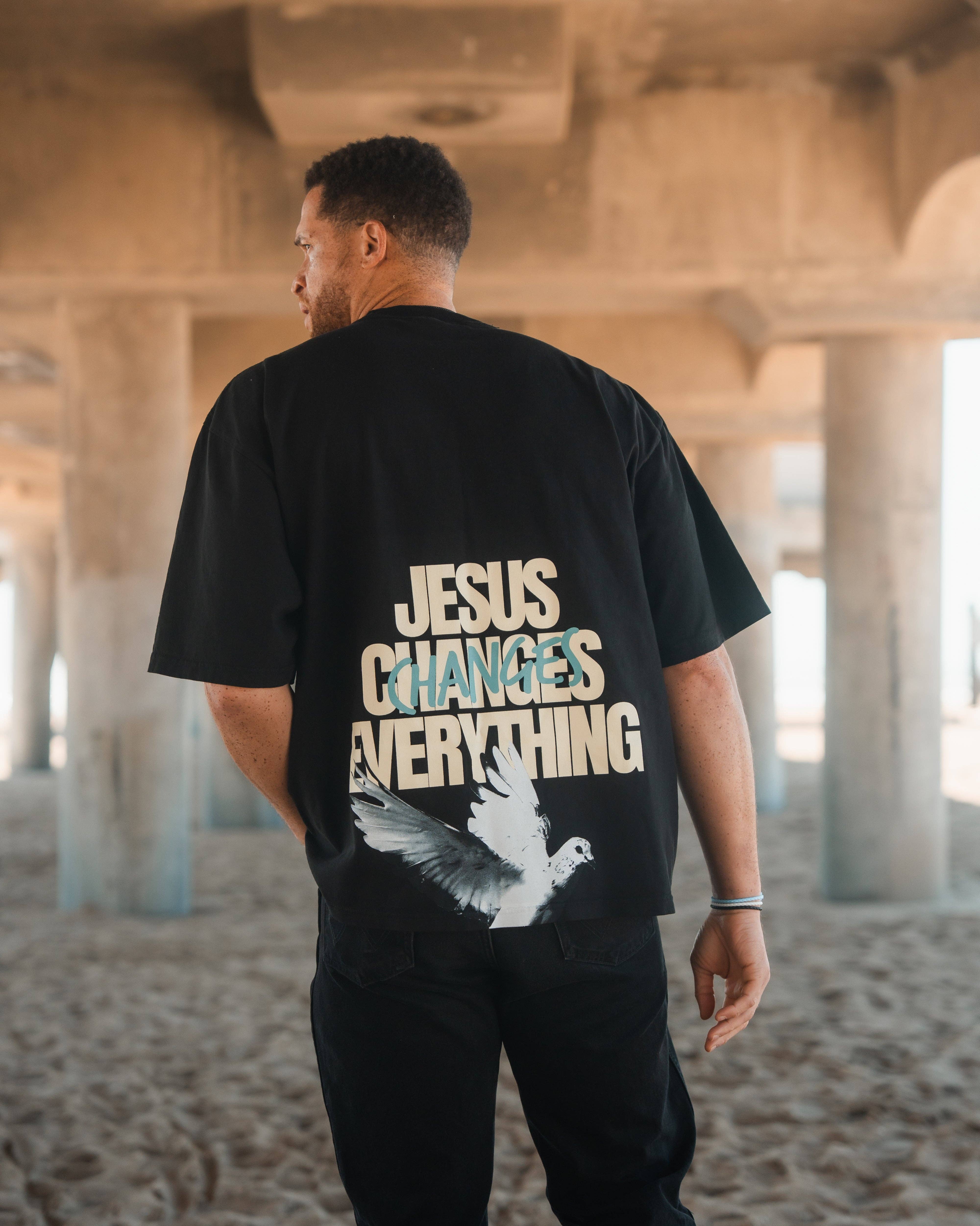In God We Must – T-shirt estampada - Homem por atacado – T-shirt 'Jesus Muda Tudo'3
