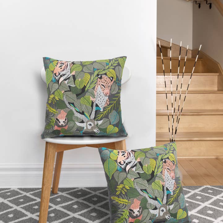 Coussin multicolore Jungle Scene pour la vente par LR Home