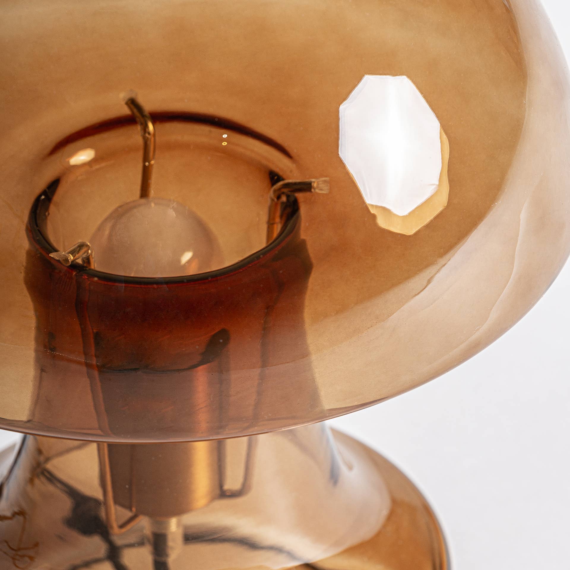 Kodu - Wholesale Accent/Desk Lamp - Amber glass table lamp measuring 26x26x34cm1