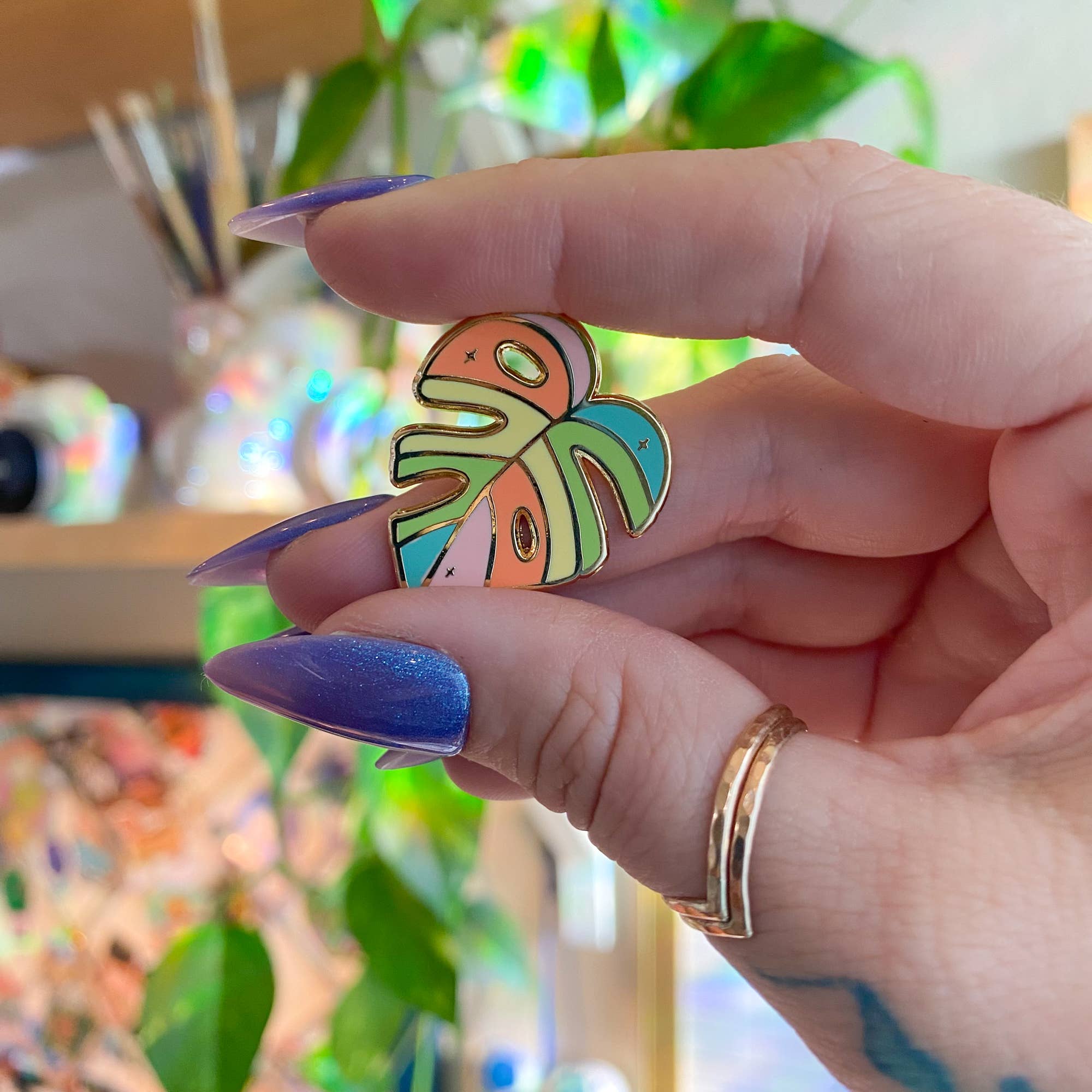 Chelzart - Vente Épinglettes/boutons - Épinglette en forme de feuille Rainbow Monstera | Épingle en émail6