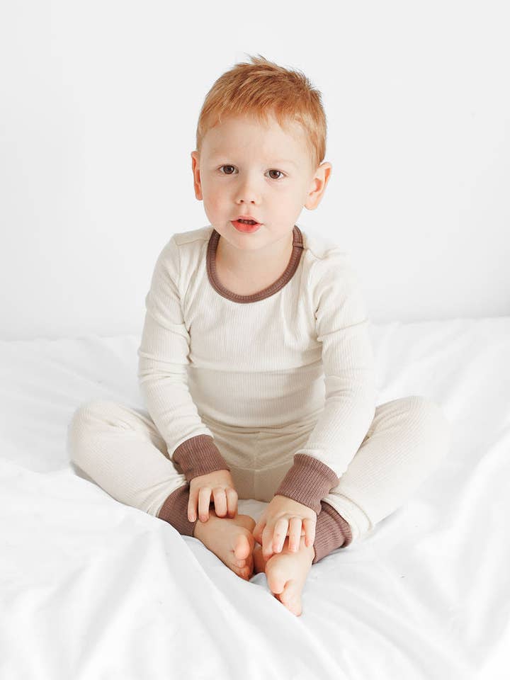 Ensemble deux pièces côtelé en flocons d'avoine pour la vente par Handpicked and Chosen