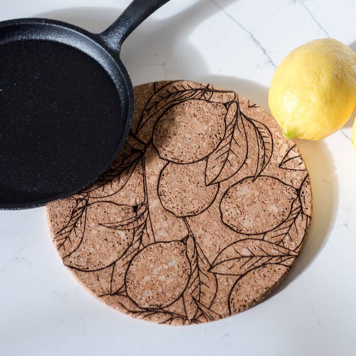 Dessous de plat en liège avec citrons gravés au laser Décoration de cuisine pour la vente par Damron Decor