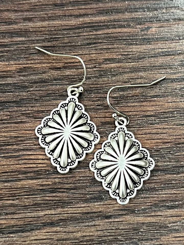 724972, Messing Concho Øreringe for engroshandel hos ISAC Trading Inc