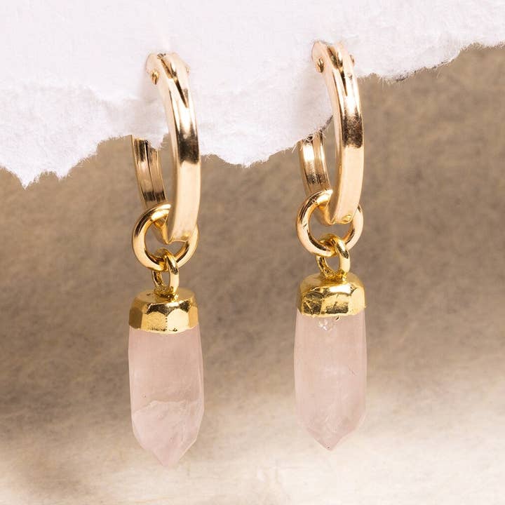 Boucles d'oreilles créoles en or avec pointe de calcédoine rose pour la vente par Soul & Little Rose