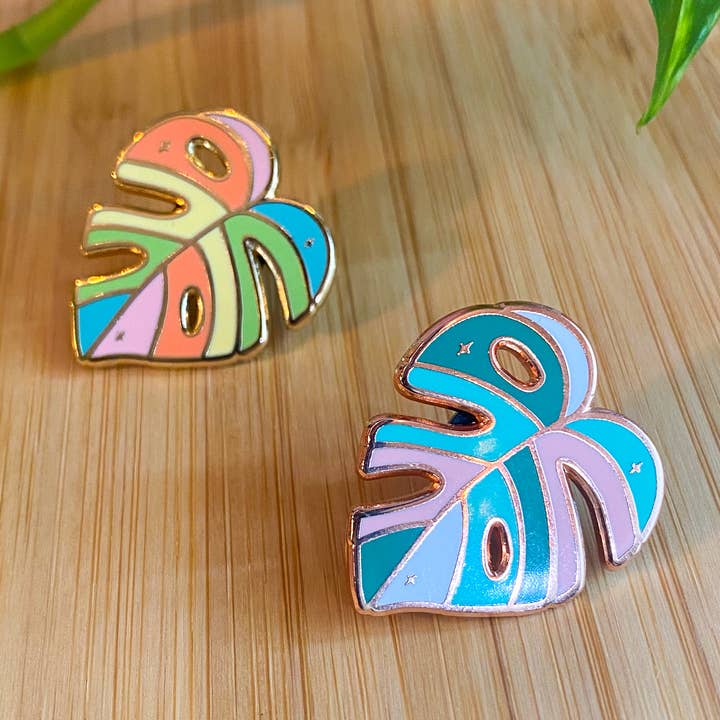 Chelzart - Wholesale Reversspeld/knoop - Rainbow Monstera Blad Pin | Emaille pin voor5