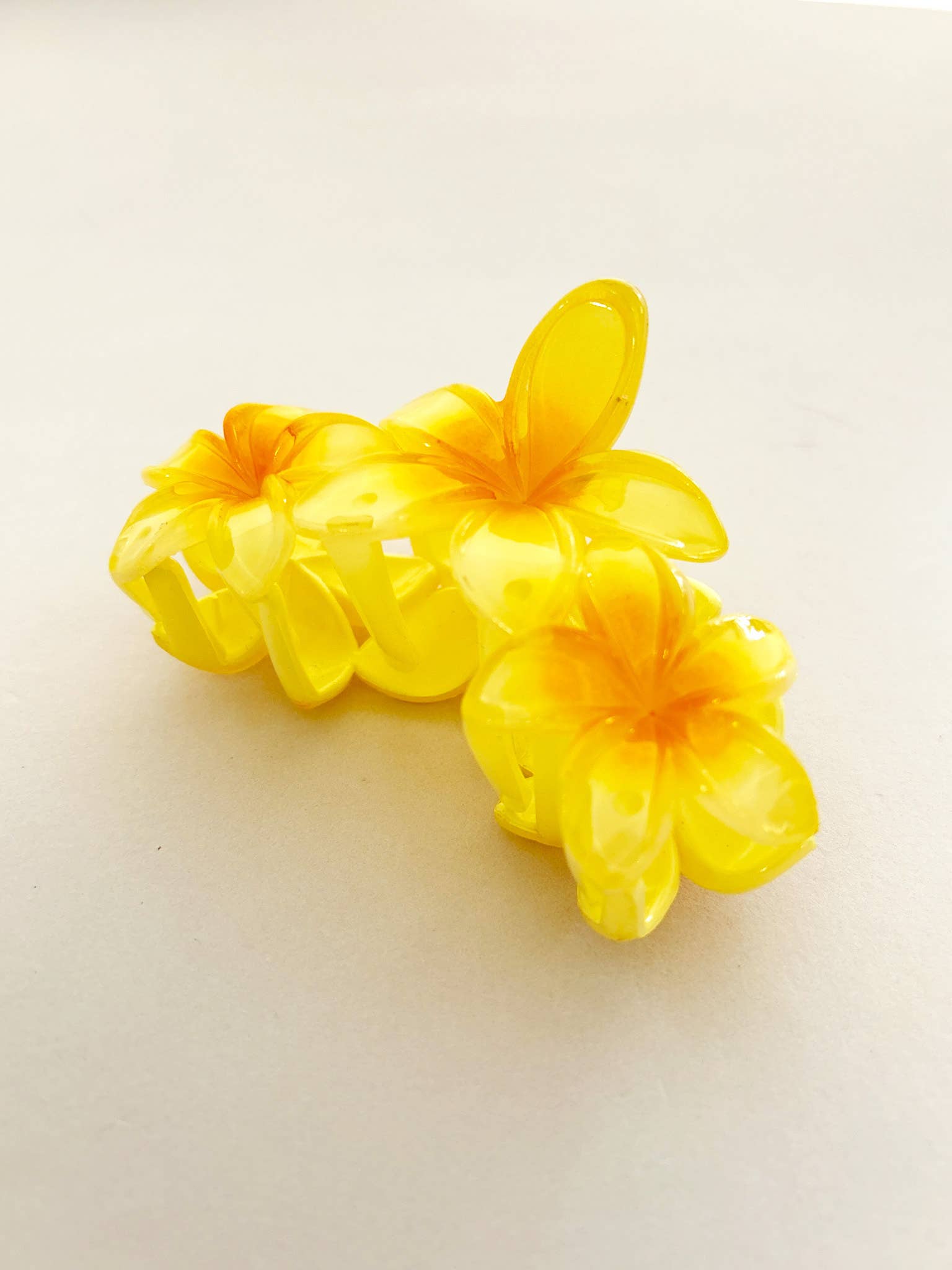 Angels Whisper Accessories – Großhandel Haarclip – Damen – Dreier-Set Haarspangen mit hawaiianischen Blumen (3 Farben)3