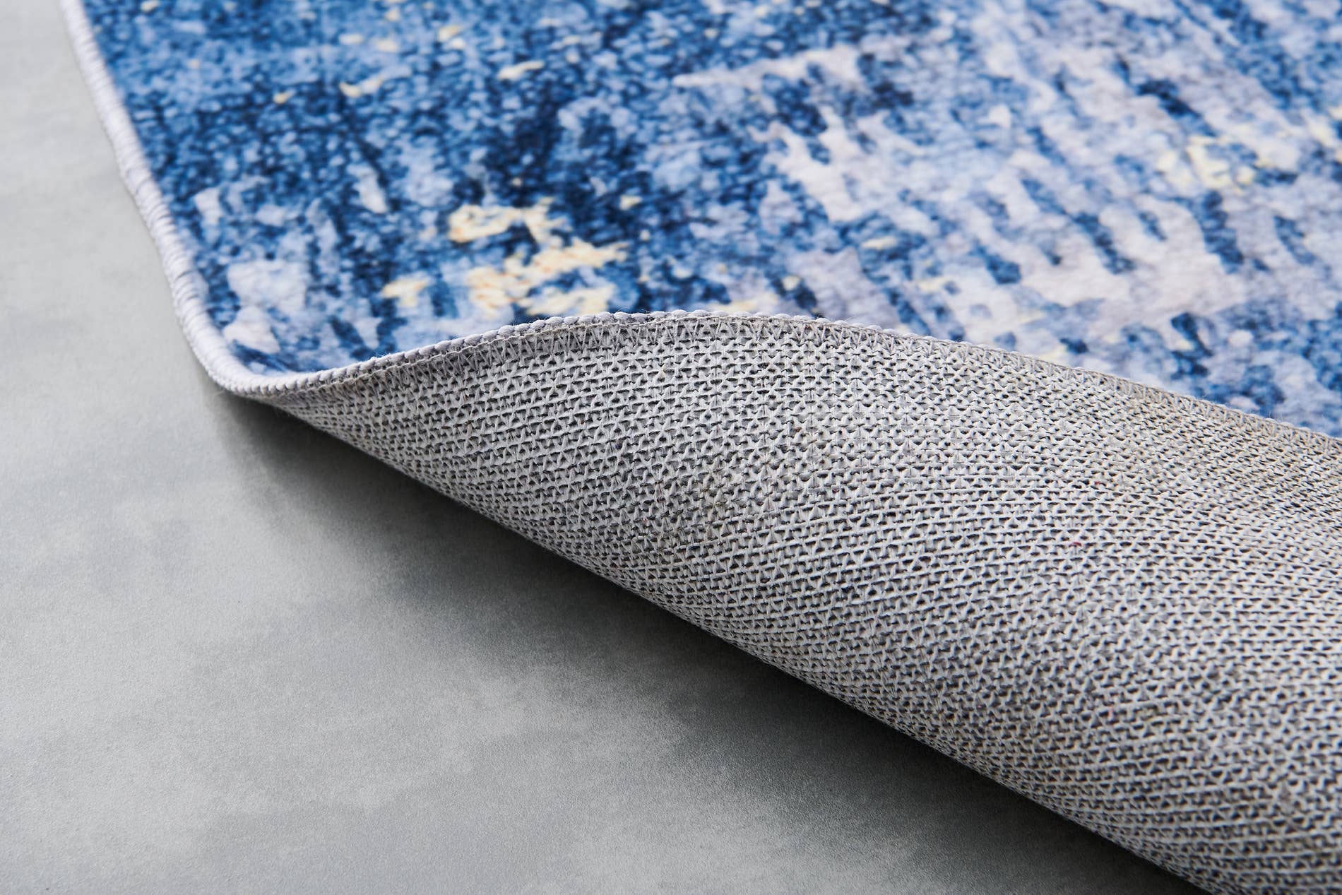 Amazing Rugs – Großhandel Teppichvorleger – Zara Abstract Design, maschinenwaschbarer Teppich in Blau und Gold3