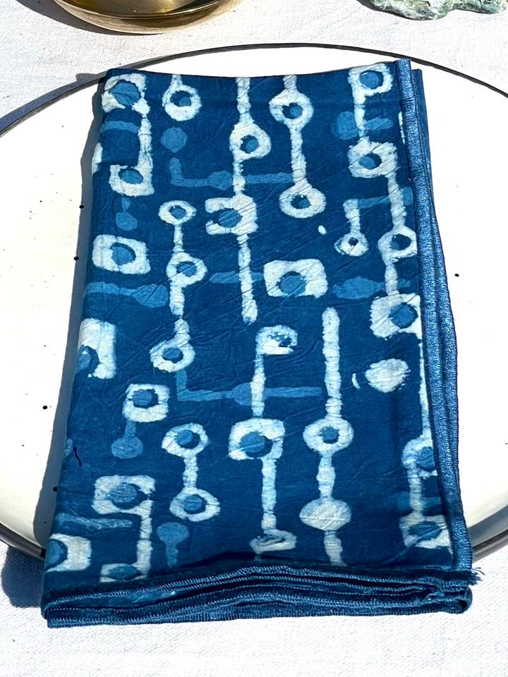 Ensemble de 4 serviettes de table Bali Natural Indigo pour la vente par Parekh Bugbee