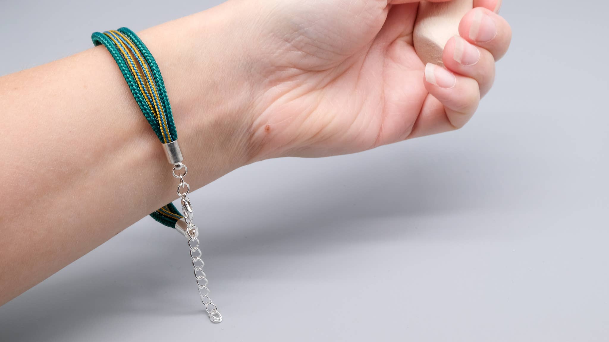 La Fabrique du Noeud – Engroshandel Flettet armbånd – Paracord-armbånd med grøn og gul spiralknude8