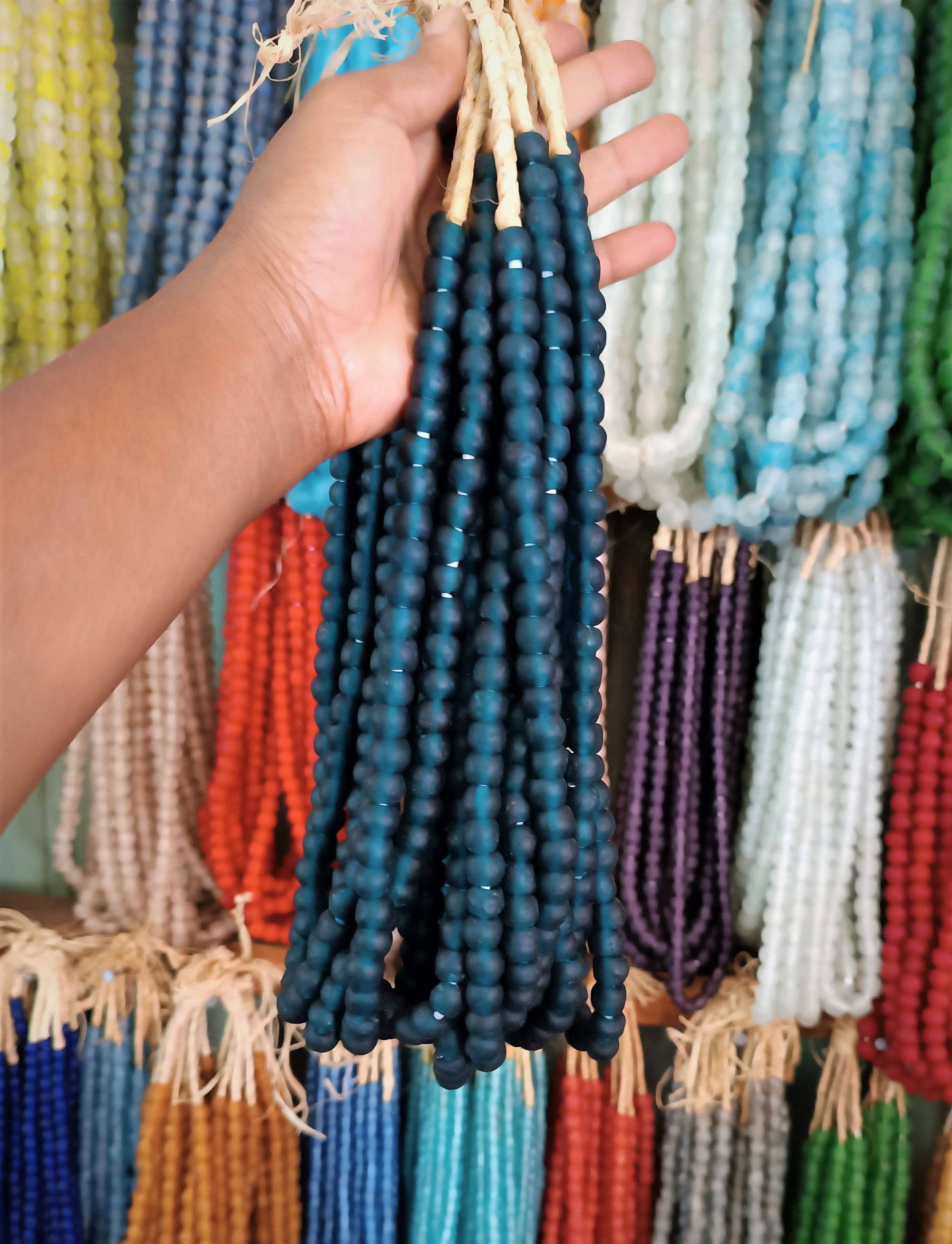 African Craft Collection – wholesale Pärlor – Stora Glaspärlor av Återvunnet Material för Smyckestillverkning4