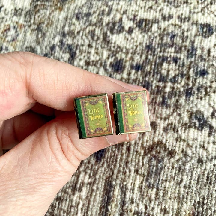 Marshall and Rose – Großhandel Ohrstecker – Ohrstecker Buch Medaillon Kleine Frauen - Grünes Filigran3