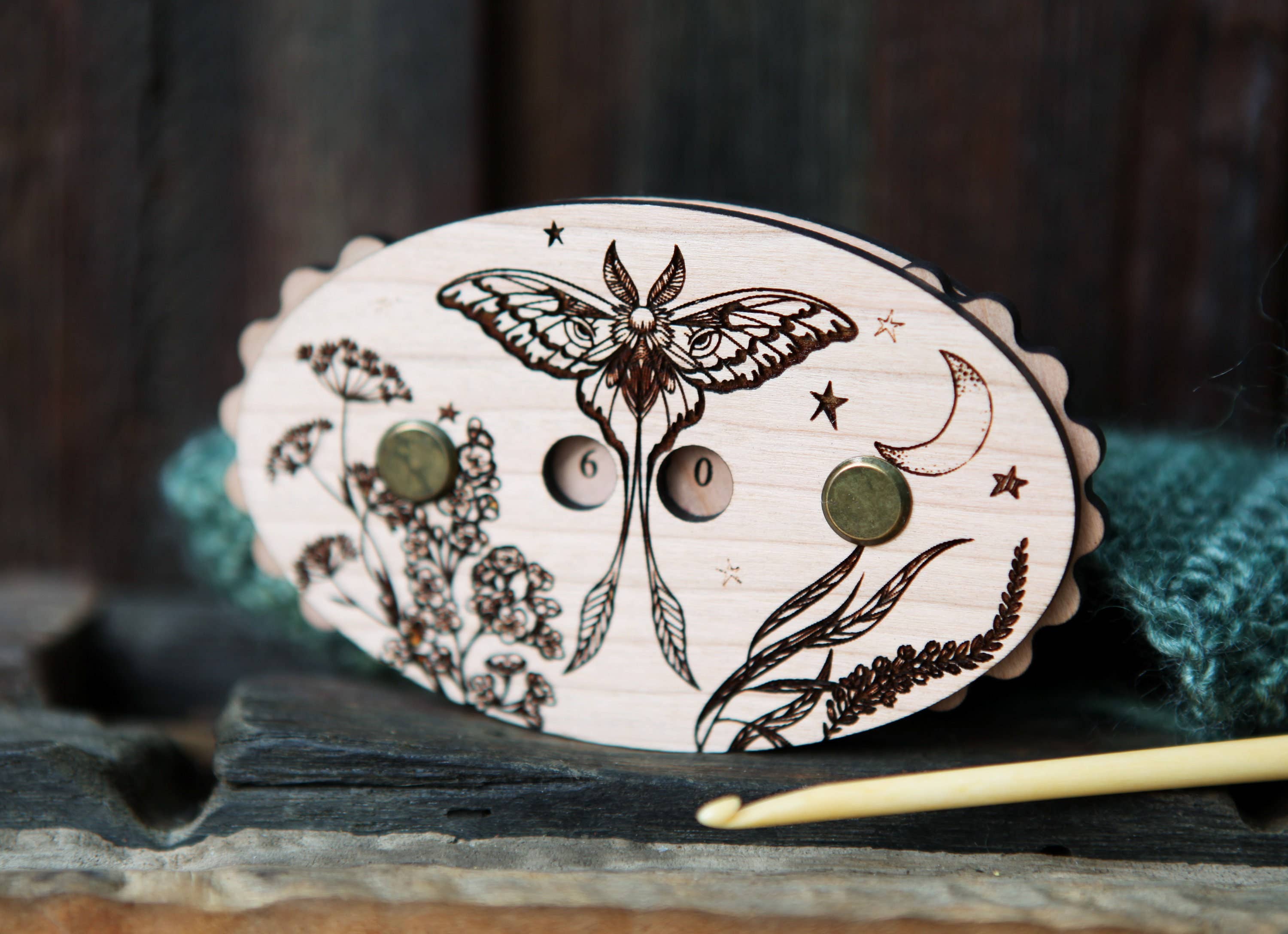 Sunrise Grove - Vente Accessoire de tricot/crochet - Comptoir à tricoter Luna Moth en bois de cerisier avec étoiles et lune4