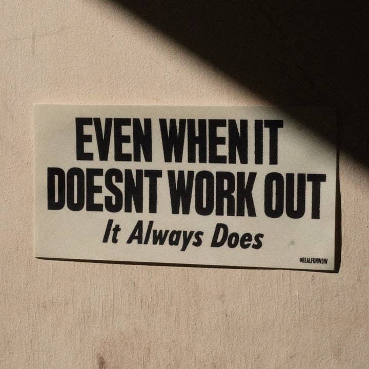 „Selv når det ikke fungerer“ Vinylkofangerklistermærke for engroshandel hos Real Fun, Wow!