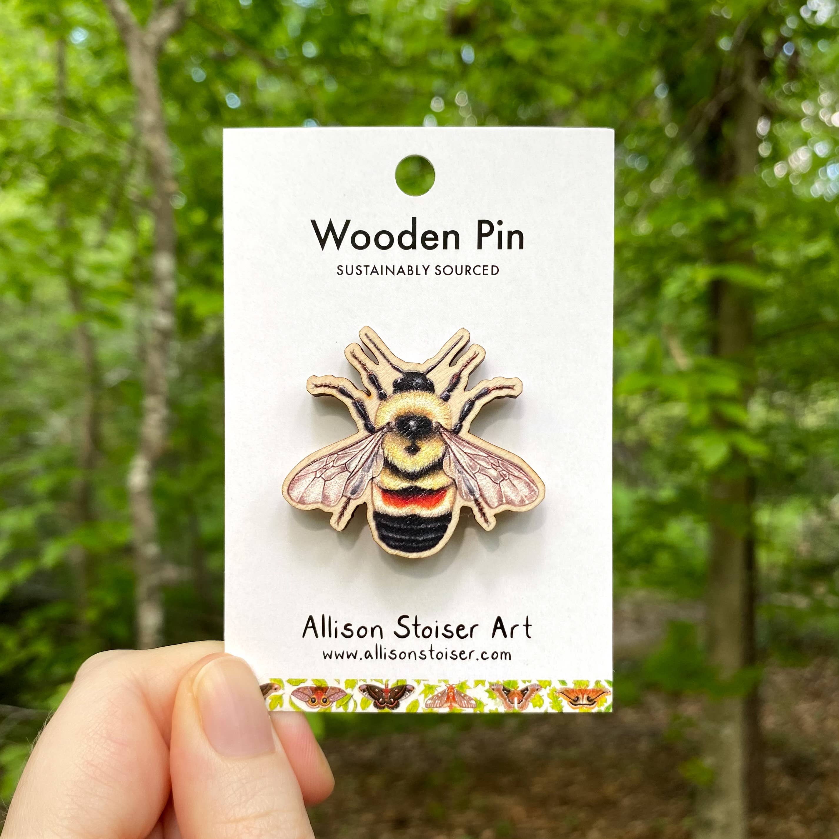 Allison Stoiser Art – Großhandel Anstecker/Button – Anstecknadel mit rostigem Hummelmuster aus Holz (nachhaltig gewonnen)