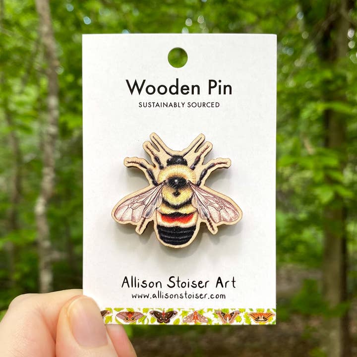 Allison Stoiser Art - Vendita all'ingrosso Spilla da bavero - Spilla in legno Rusty Patched Bumble Bee (di provenienza sostenibile)0