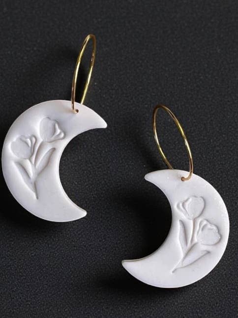 Le Luna Dangle pour la vente par Clay Dazing