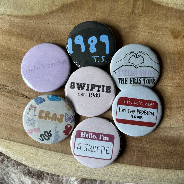 Taylor-Swift-Knöpfe und andere Ergebnisse für seriöse liquid im Großhandel. Kostenlose Rücksendungen und 60-Tage-Zahlungsziel auf Faire im Trend auf Faire.