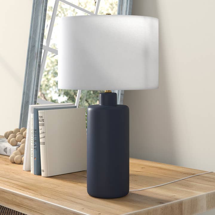 HomeRoots – wholesale Accent-/skrivbordslampa – 25 ”Marinblå keramisk cylinderbordslampa med trumskärm