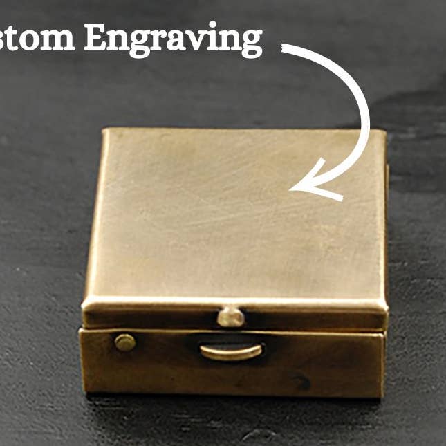 Skräddarsydd graverad 1,25" fyrkantig mässingsask för piller eller småsaker -- Tryckknappsmekanism öppnar locket! för wholesale av Metal Cloth & Wood