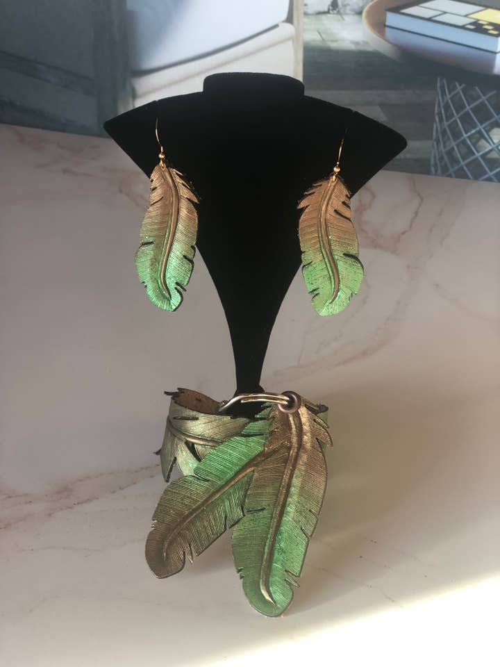 Lederfeder-Ohrringe Smaragdgrün | Stiefelzubehör für den Großhandel von AnH Silvertip Designs
